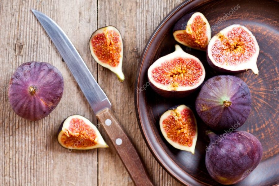 Plate with fresh figs and old knife