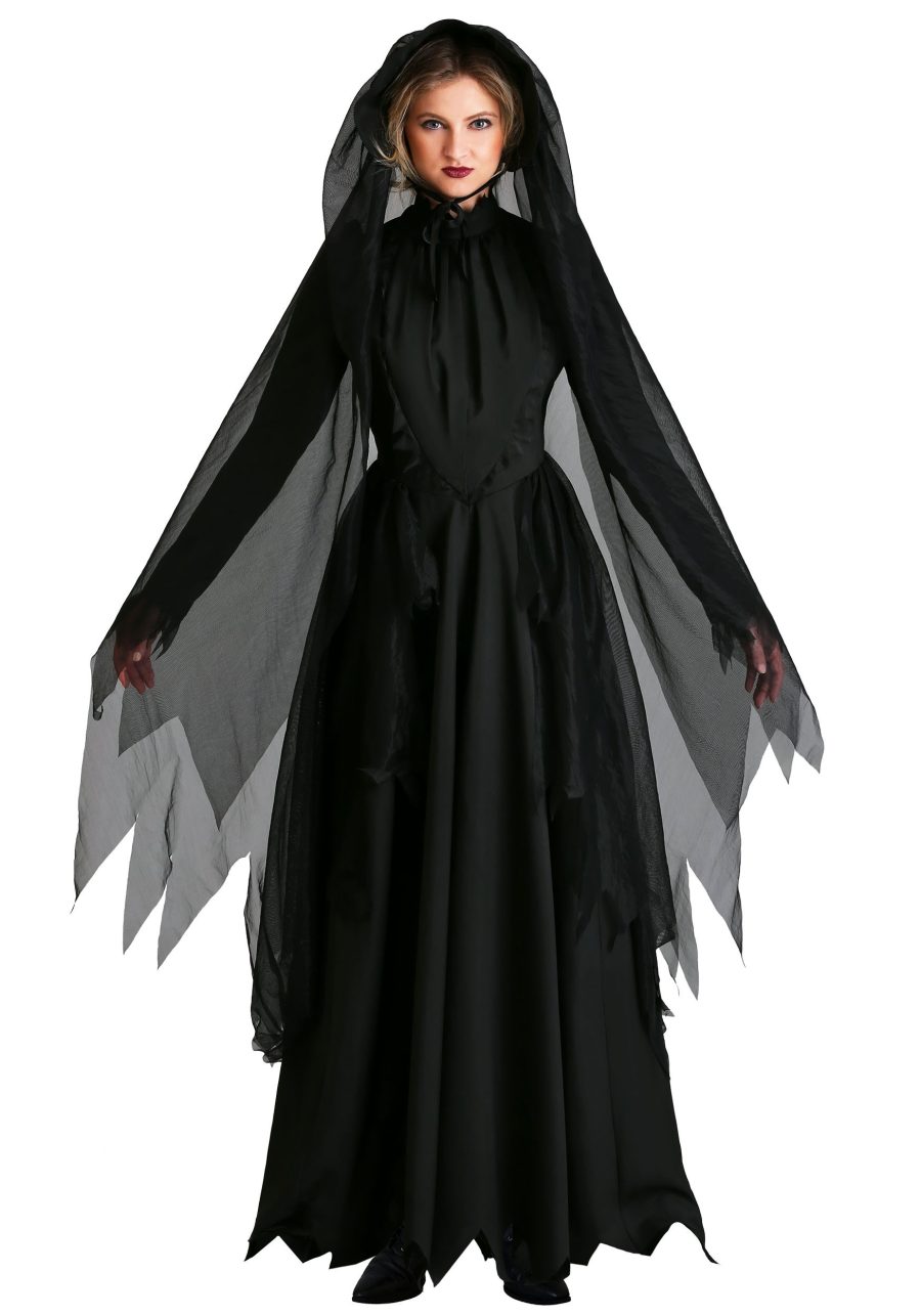 Plus Size Lady in Black Ghost Costume