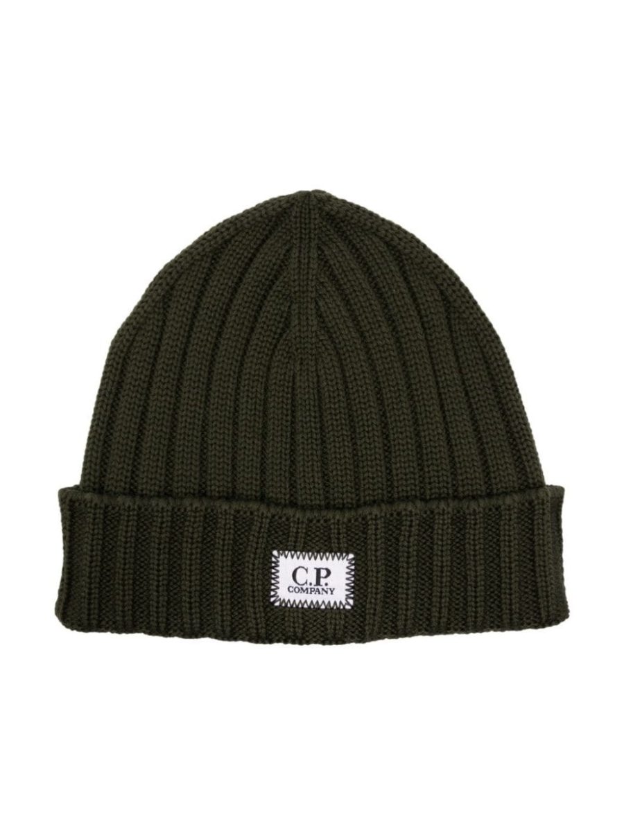 cap in wool enters end