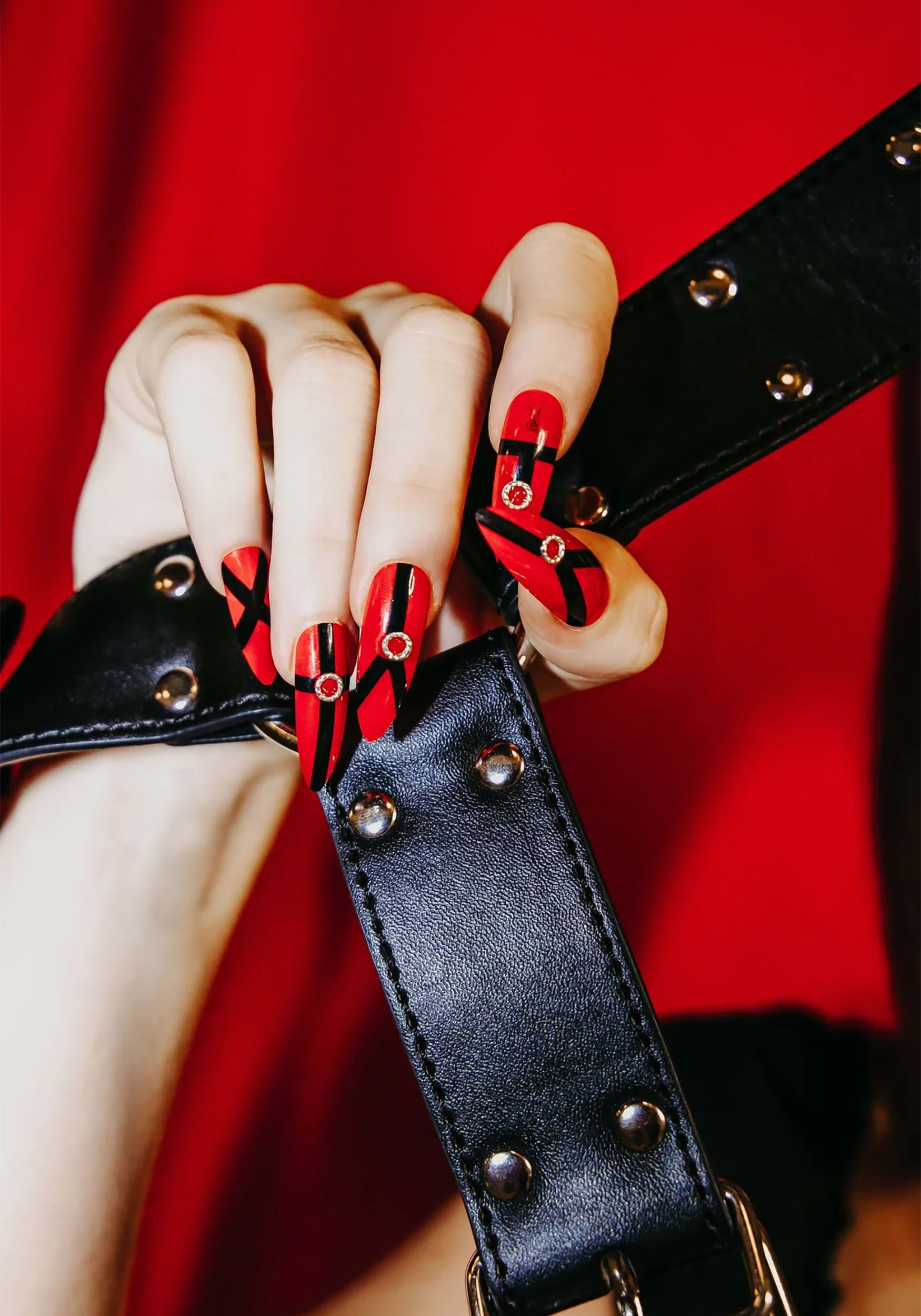 Press-On Red Bondage Nails Kit